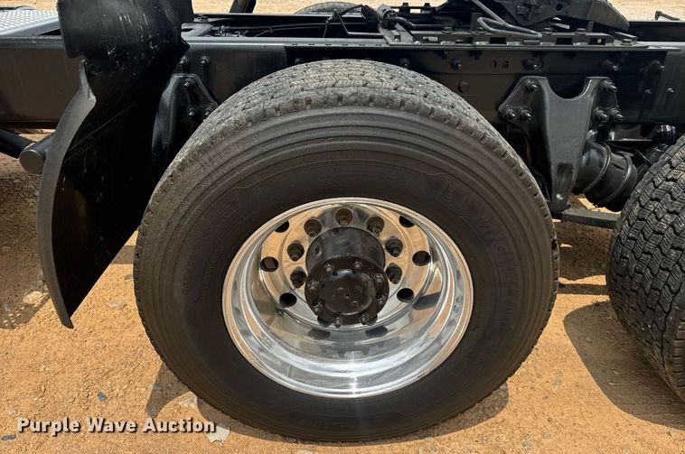 image for item YA0564 2020 International LT625 semi truck