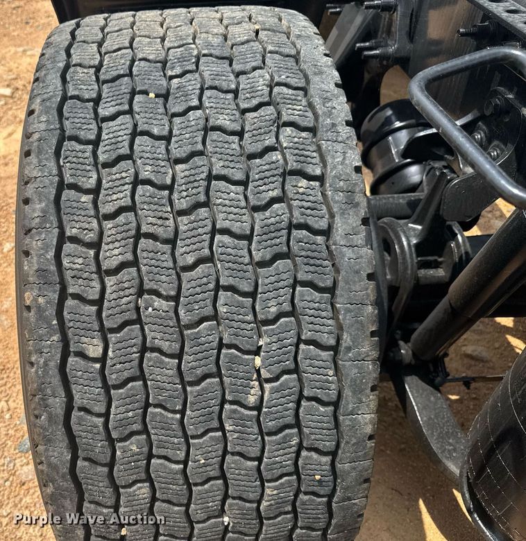 image for item YA0564 2020 International LT625 semi truck