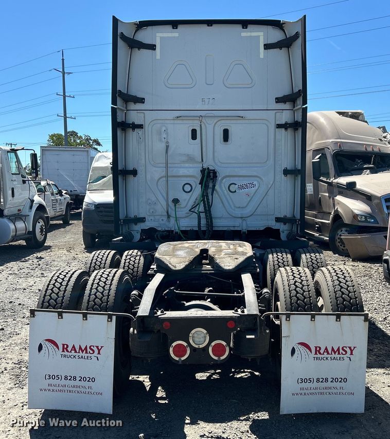 image for item YA0643 2021 Freightliner Cascadia semi truck