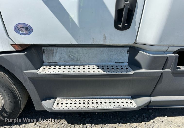 image for item YA0643 2021 Freightliner Cascadia semi truck