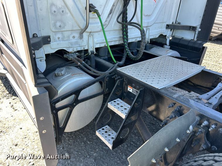 image for item YA0643 2021 Freightliner Cascadia semi truck