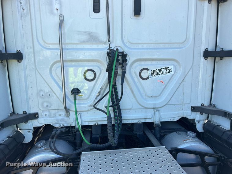 image for item YA0643 2021 Freightliner Cascadia semi truck