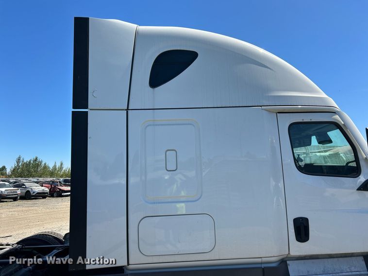image for item YA0643 2021 Freightliner Cascadia semi truck