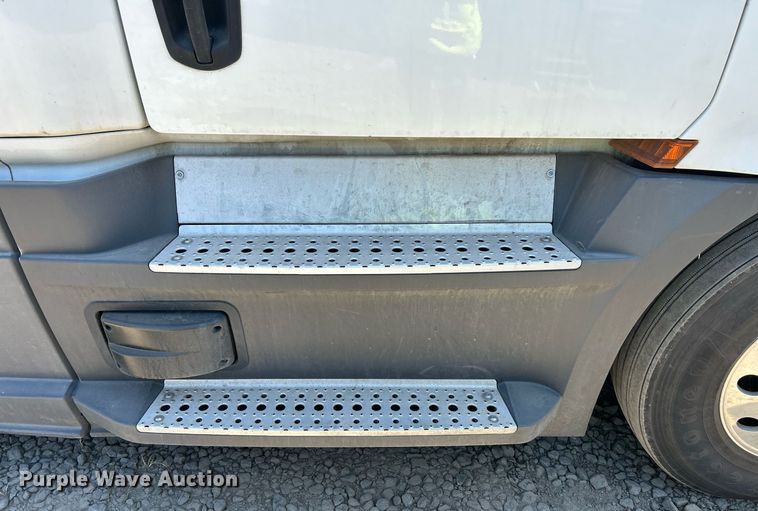 image for item YA0643 2021 Freightliner Cascadia semi truck