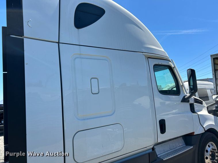 image for item YA0643 2021 Freightliner Cascadia semi truck