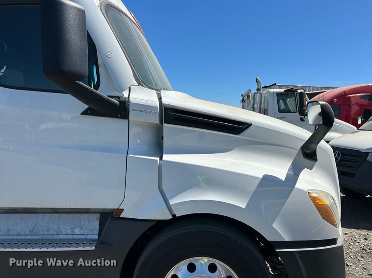 image for item YA0643 2021 Freightliner Cascadia semi truck