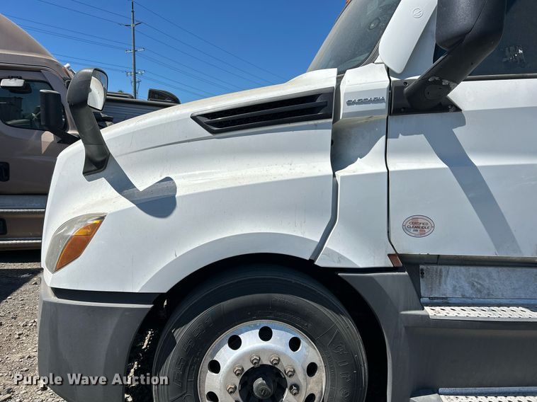 image for item YA0643 2021 Freightliner Cascadia semi truck