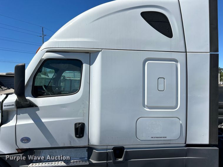 image for item YA0643 2021 Freightliner Cascadia semi truck