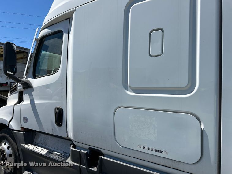 image for item YA0643 2021 Freightliner Cascadia semi truck
