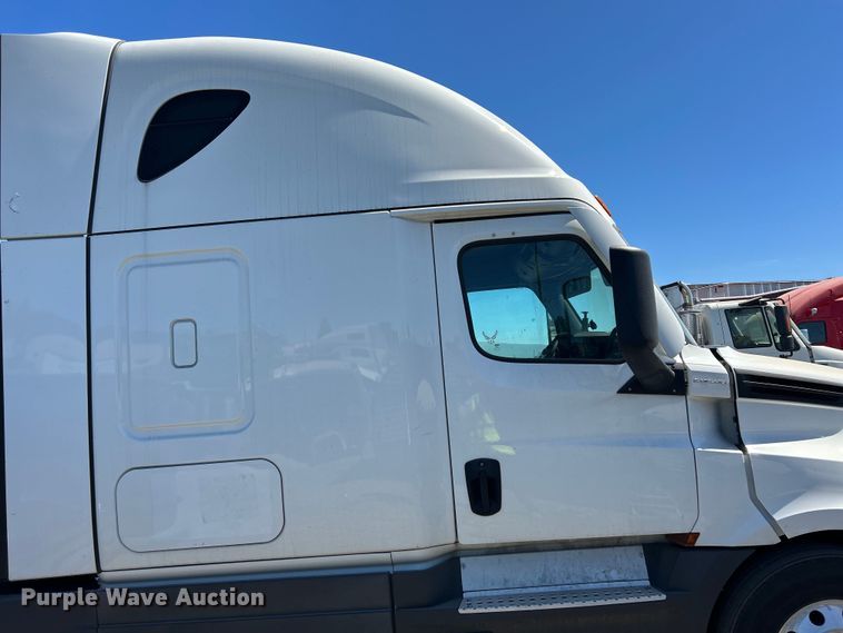 image for item YA0643 2021 Freightliner Cascadia semi truck