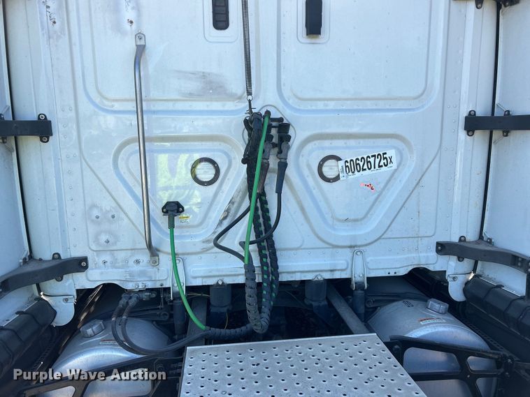 image for item YA0643 2021 Freightliner Cascadia semi truck