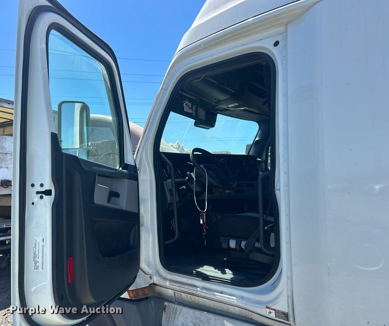 image for item YA0643 2021 Freightliner Cascadia semi truck