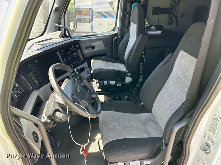 image for item YA0643 2021 Freightliner Cascadia semi truck