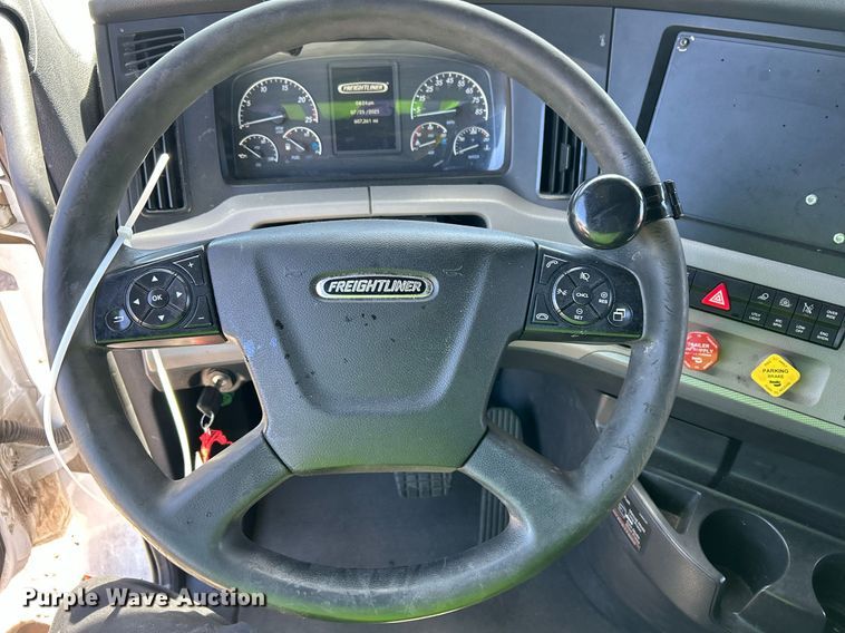 image for item YA0643 2021 Freightliner Cascadia semi truck