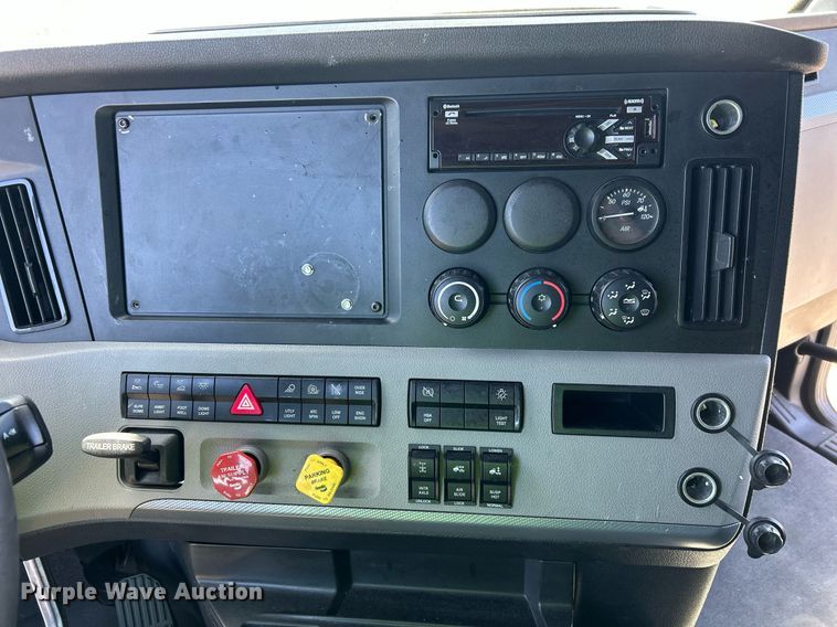 image for item YA0643 2021 Freightliner Cascadia semi truck