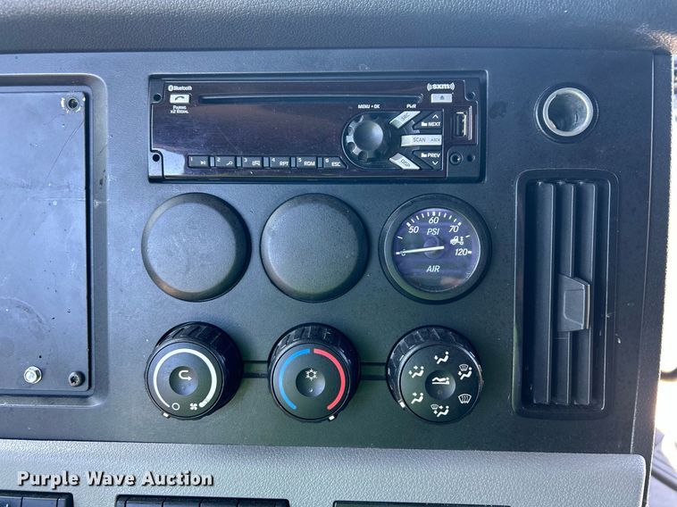 image for item YA0643 2021 Freightliner Cascadia semi truck