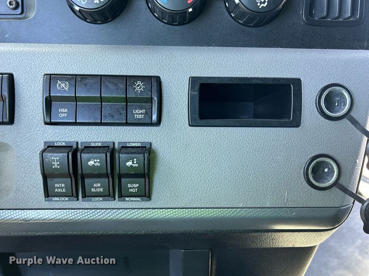 image for item YA0643 2021 Freightliner Cascadia semi truck