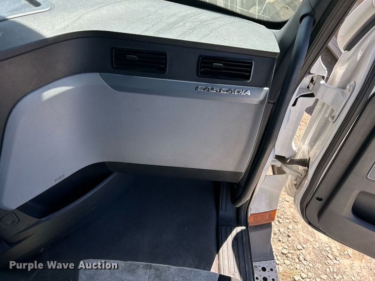 image for item YA0643 2021 Freightliner Cascadia semi truck