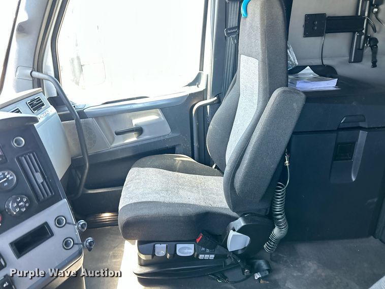 image for item YA0643 2021 Freightliner Cascadia semi truck