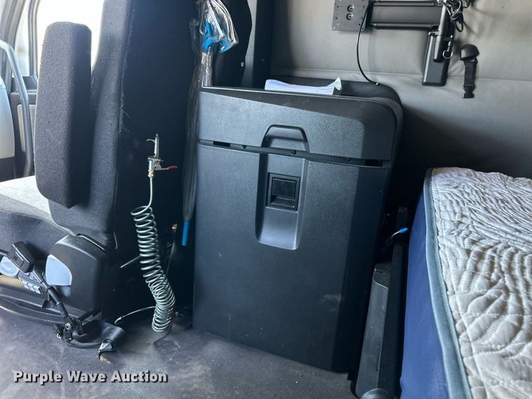 image for item YA0643 2021 Freightliner Cascadia semi truck