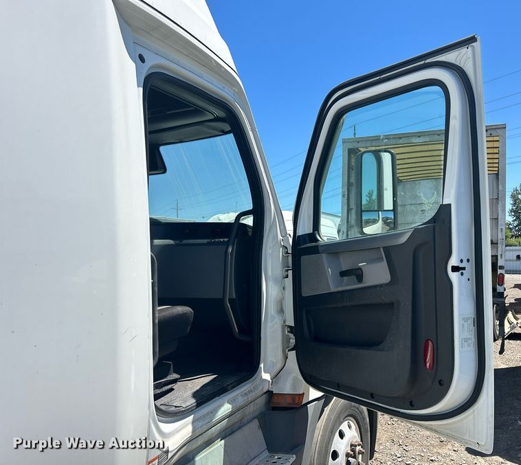 image for item YA0643 2021 Freightliner Cascadia semi truck