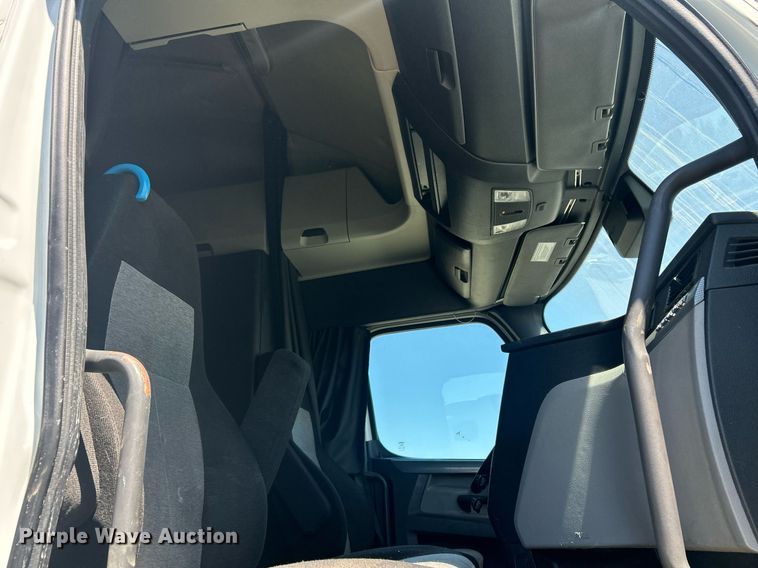 image for item YA0643 2021 Freightliner Cascadia semi truck