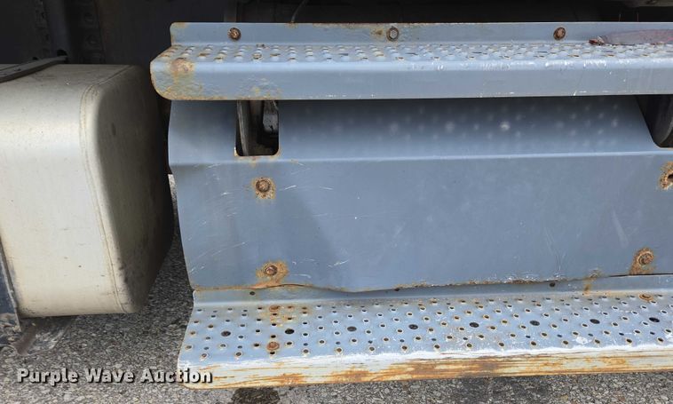 image for item YA0647 2011 Freightliner Business Class M2 box truck