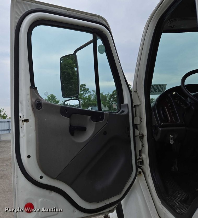 image for item YA0647 2011 Freightliner Business Class M2 box truck