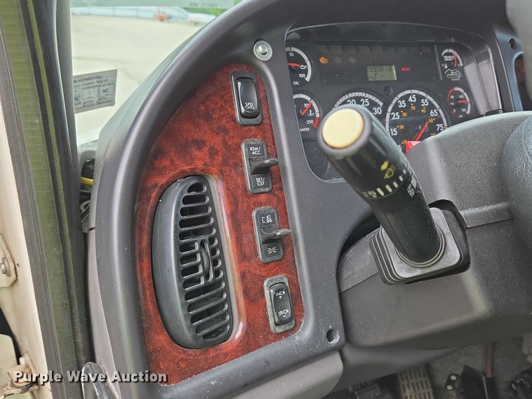 image for item YA0647 2011 Freightliner Business Class M2 box truck