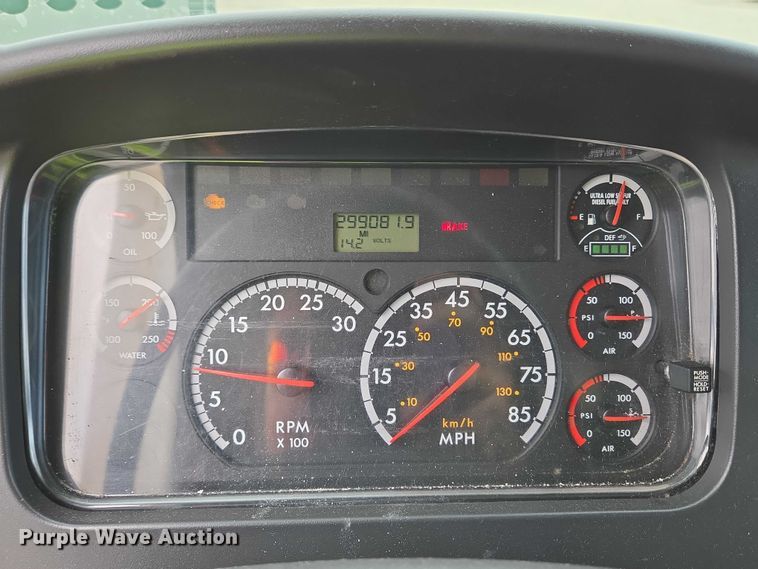 image for item YA0647 2011 Freightliner Business Class M2 box truck