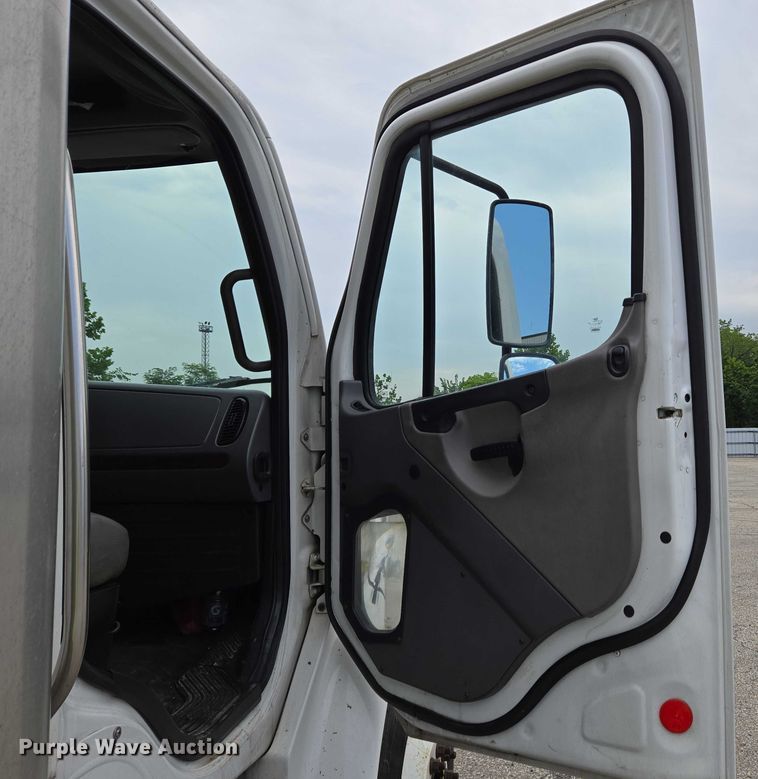 image for item YA0647 2011 Freightliner Business Class M2 box truck