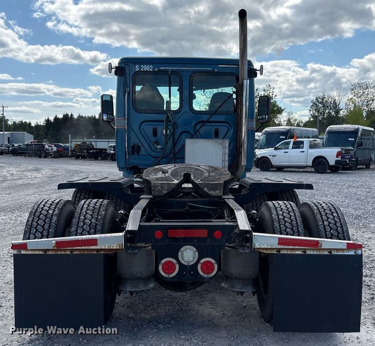 image for item YA0657 2019 Freightliner Cascadia semi truck