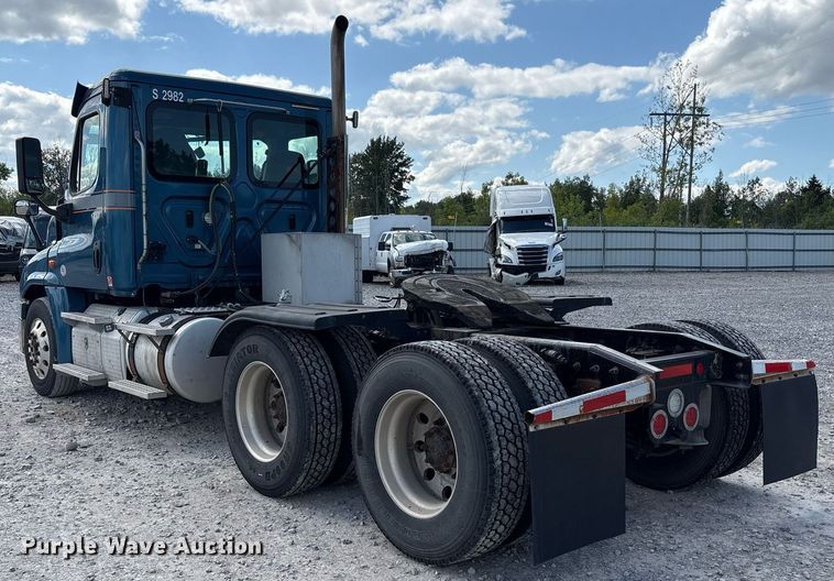 image for item YA0657 2019 Freightliner Cascadia semi truck