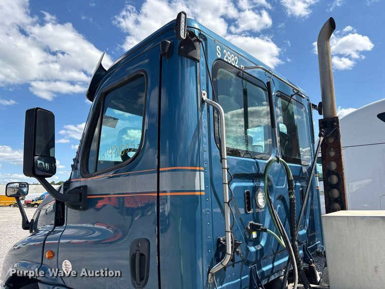 image for item YA0657 2019 Freightliner Cascadia semi truck