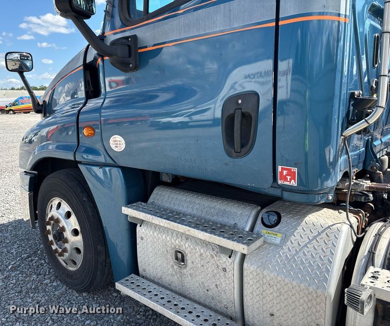image for item YA0657 2019 Freightliner Cascadia semi truck