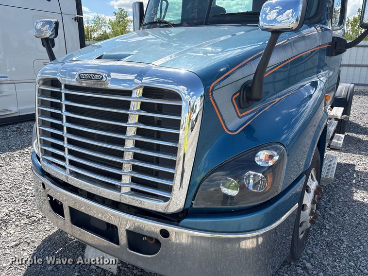 image for item YA0657 2019 Freightliner Cascadia semi truck