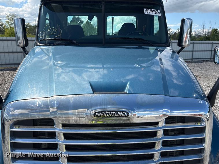 image for item YA0657 2019 Freightliner Cascadia semi truck