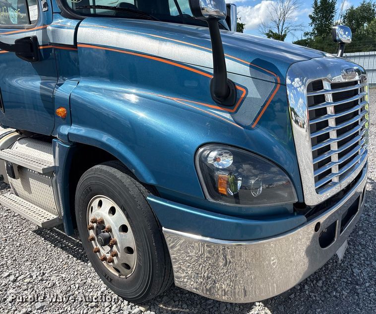 image for item YA0657 2019 Freightliner Cascadia semi truck