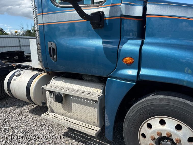 image for item YA0657 2019 Freightliner Cascadia semi truck