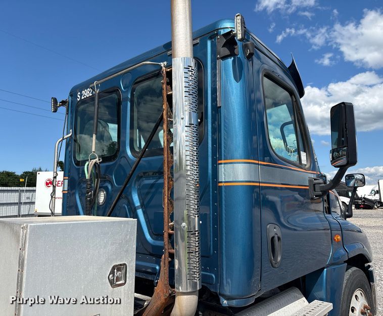 image for item YA0657 2019 Freightliner Cascadia semi truck