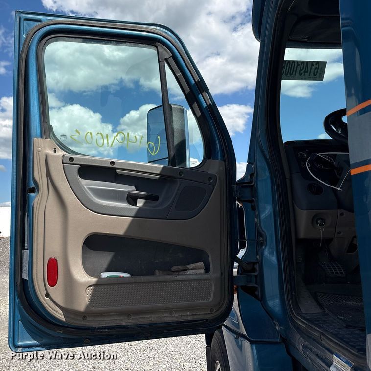 image for item YA0657 2019 Freightliner Cascadia semi truck