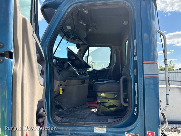 image for item YA0657 2019 Freightliner Cascadia semi truck