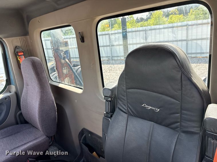 image for item YA0657 2019 Freightliner Cascadia semi truck