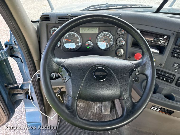 image for item YA0657 2019 Freightliner Cascadia semi truck