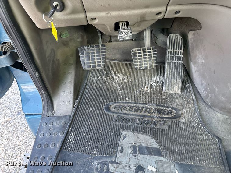 image for item YA0657 2019 Freightliner Cascadia semi truck