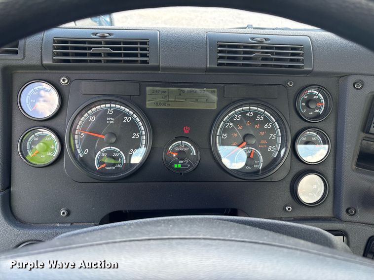 image for item YA0657 2019 Freightliner Cascadia semi truck