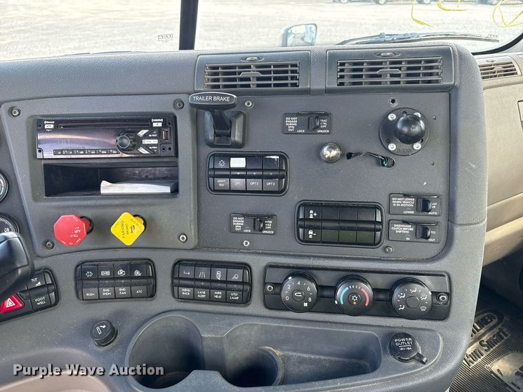 image for item YA0657 2019 Freightliner Cascadia semi truck