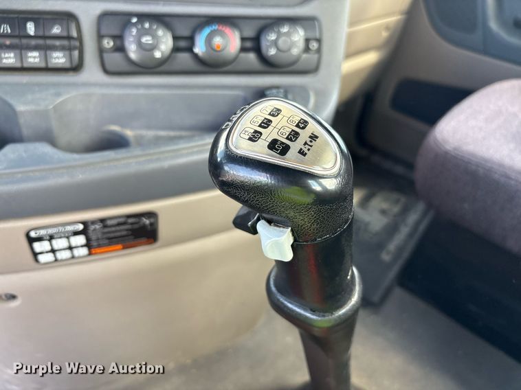 image for item YA0657 2019 Freightliner Cascadia semi truck