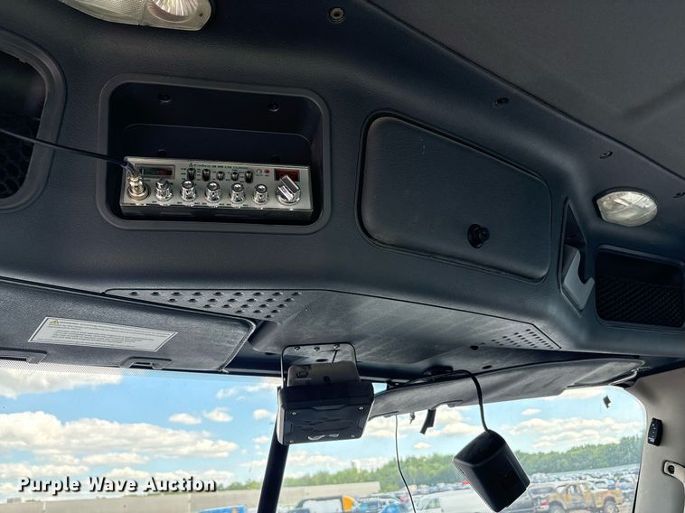 image for item YA0657 2019 Freightliner Cascadia semi truck