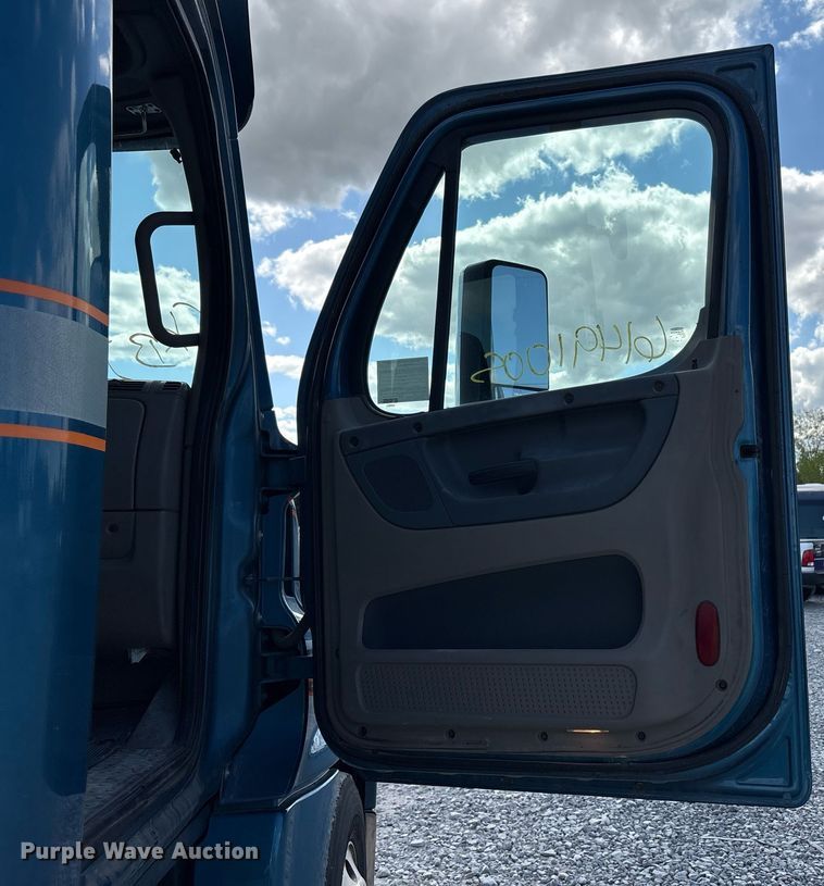 image for item YA0657 2019 Freightliner Cascadia semi truck